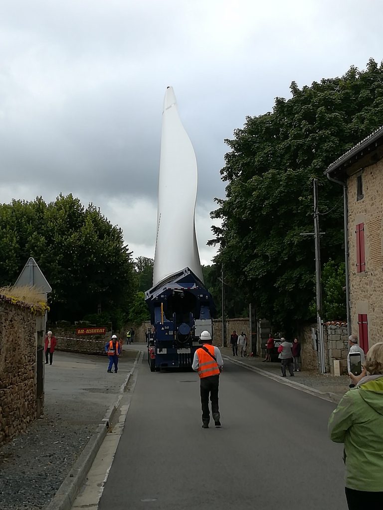 Transport des pales d’éoliennes par blade-lifter : une première en France