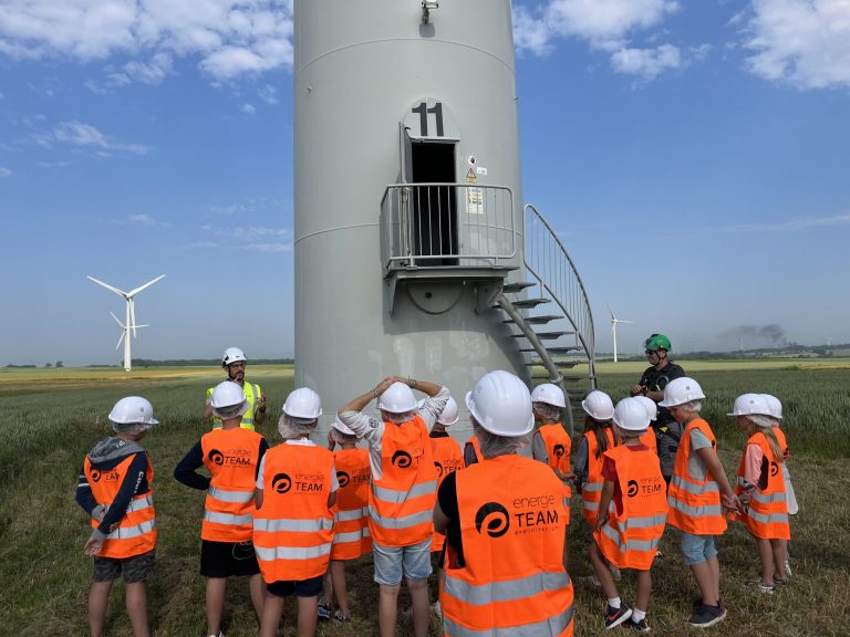 Des écoliers à la découverte de l’éolien