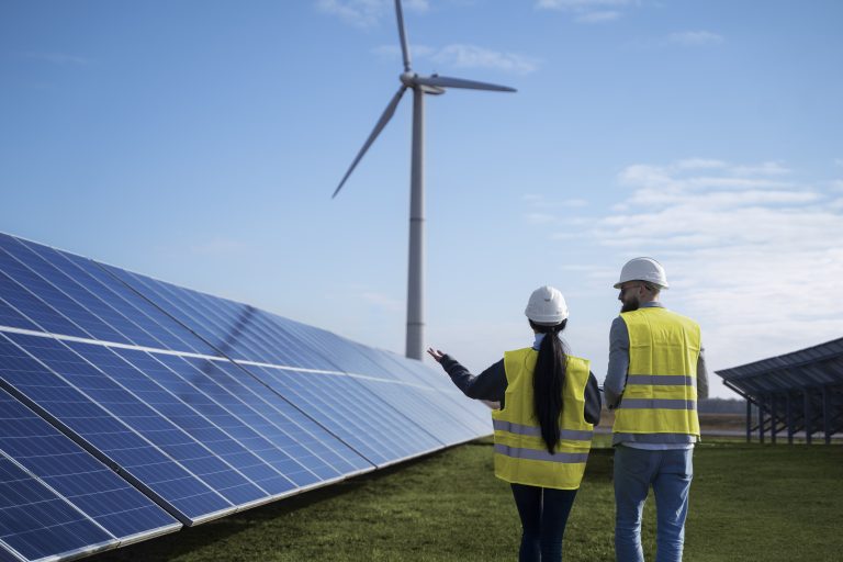 ingenieurs a plan moyen discutant de panneaux solaires