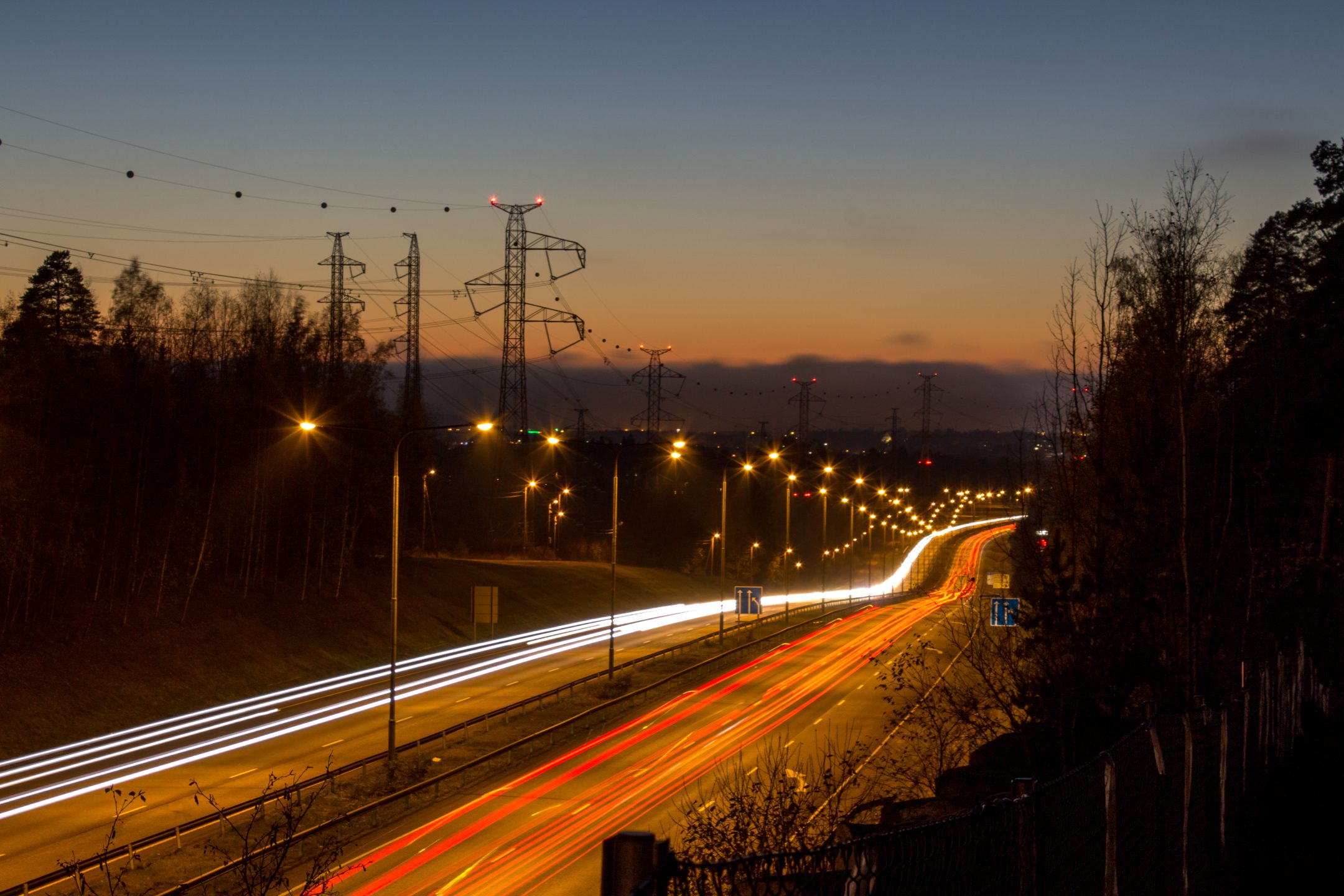 des traces de lumiere sur l autoroute la nuit