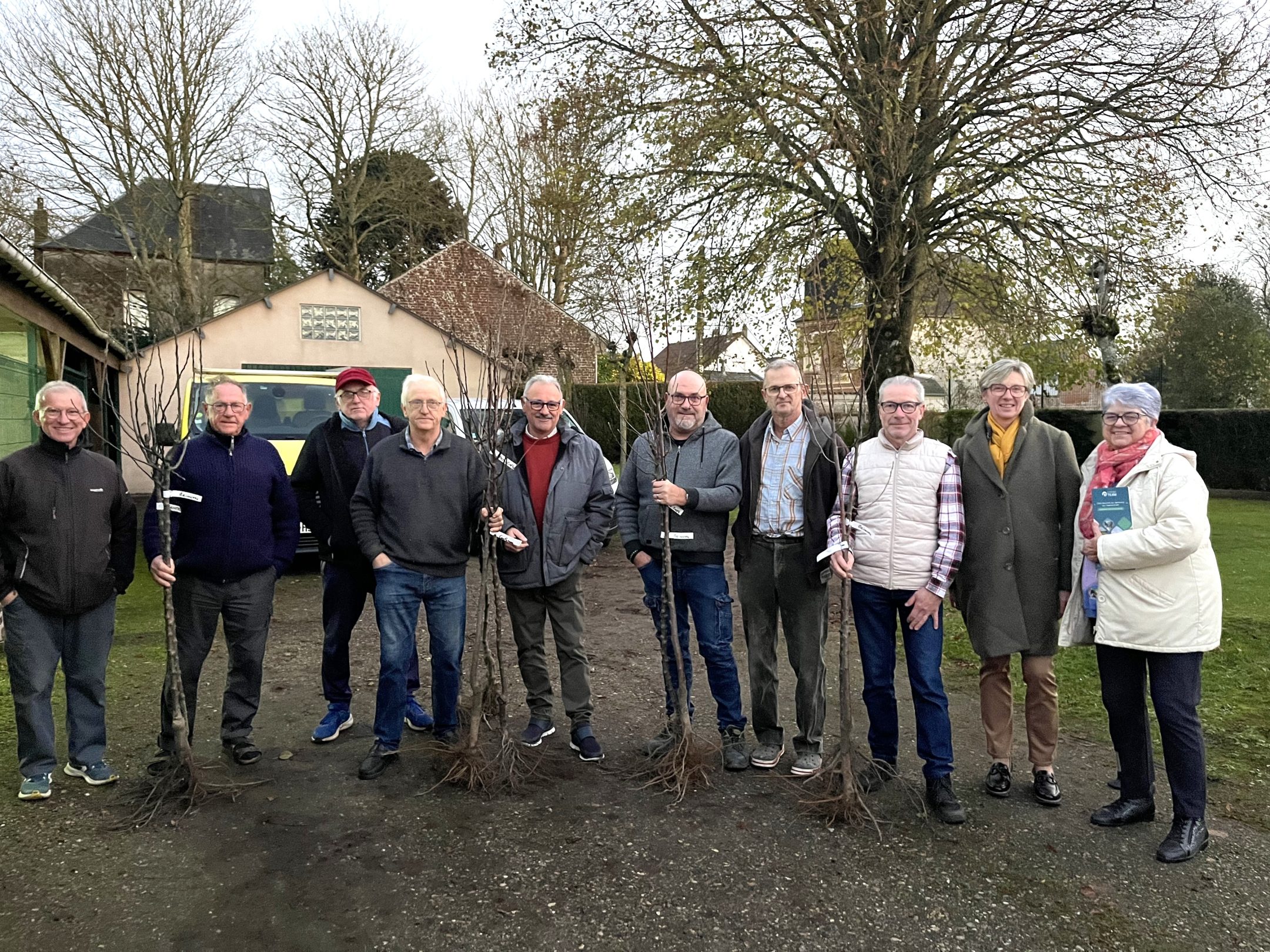 Distribution Allenay en présence du maire